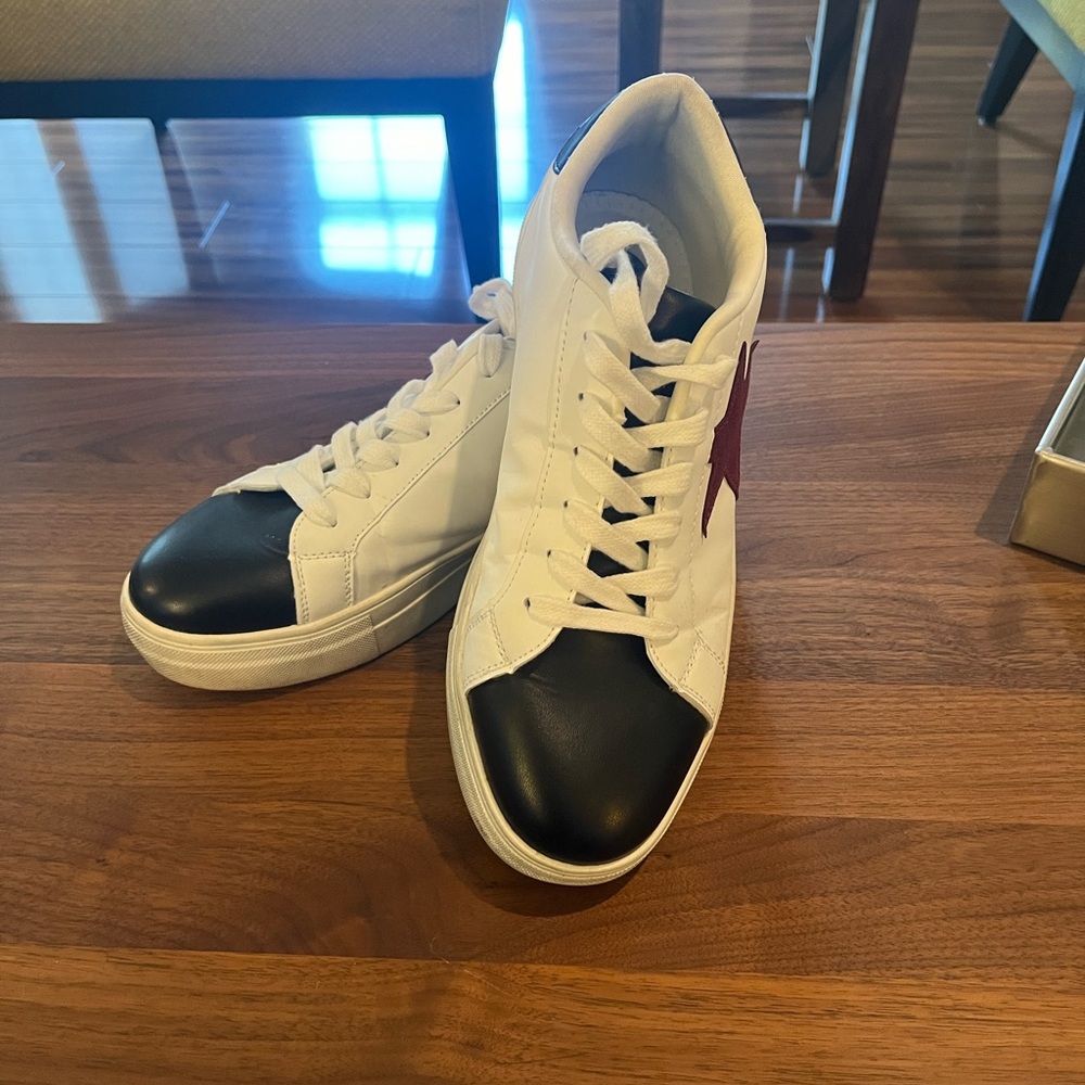 Lifestyle sneaker - white, black and deep wine color.